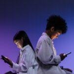 kids using smartphones