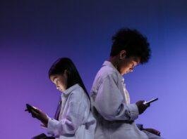 kids using smartphones